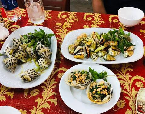 Phiếu tính tiền (ảnh trên) và món ốc hương vợ chồng anh Lê Văn ăn tại nhà hàng Bờ kè Tháp Bà. Ảnh Lê Văn