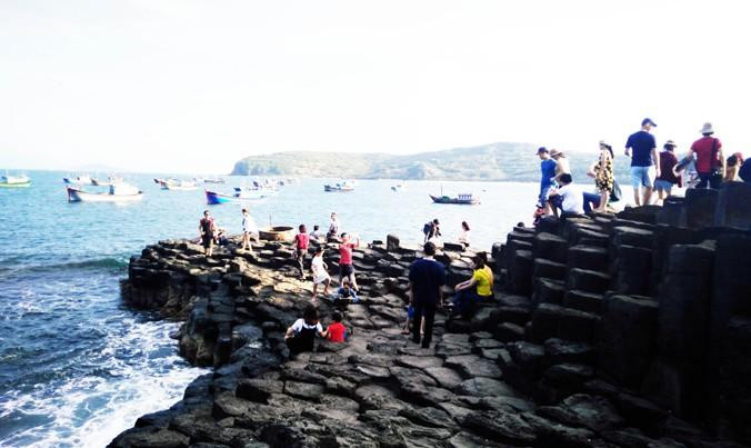 Du khách tham quan danh thắng Gành Đá Đĩa. Ảnh Kim Anh