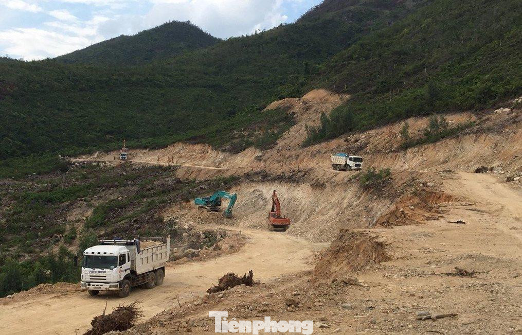 Chủ đầu tư dự án Horizon Nha Trang cho đào san lấp núi trên đất quy hoạch rừng phòng hộ. Ảnh T.L Chủ đầu tư dự án Horizon Nha Trang cho đào san lấp núi trên đất quy hoạch rừng phòng hộ. Ảnh T.L