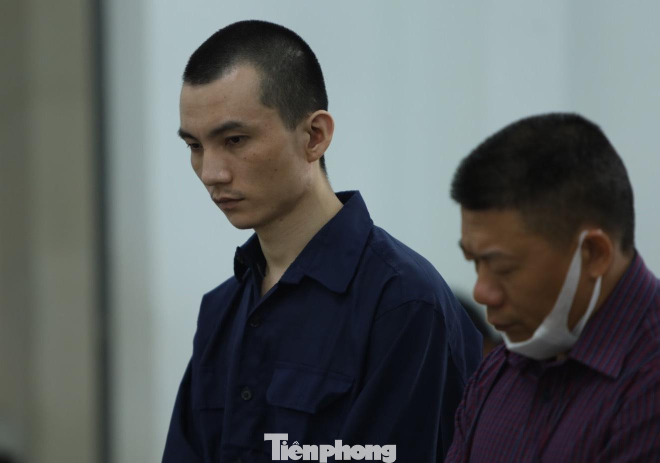 Bị cáo Song Jiahao (người Trung Quốc, bên trái ảnh) tại phiên toà. Ảnh L.H