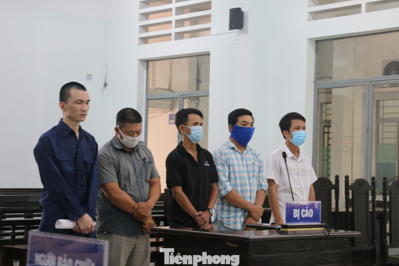 Các bị cáo trong vụ án tại phiên toà sơ thẩm. Ảnh L.H