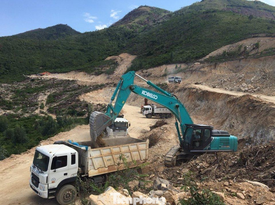 Chủ đầu tư dự án Hoborizon cho máy móc đào, san lấp núi khi chưa có giấy phép xây dựng hạng mục san nền. Ảnh T.L Chủ đầu tư dự án Hoborizon cho máy móc đào, san lấp núi khi chưa có giấy phép xây dựng hạng mục san nền. Ảnh T.L