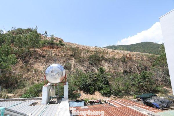 Khu vực nổ mìn thi công dự án Haborizon Nha Trang nằm sát nhà người dân. Ảnh Lê An Khu vực nổ mìn thi công dự án Haborizon Nha Trang nằm sát nhà người dân. Ảnh Lê An