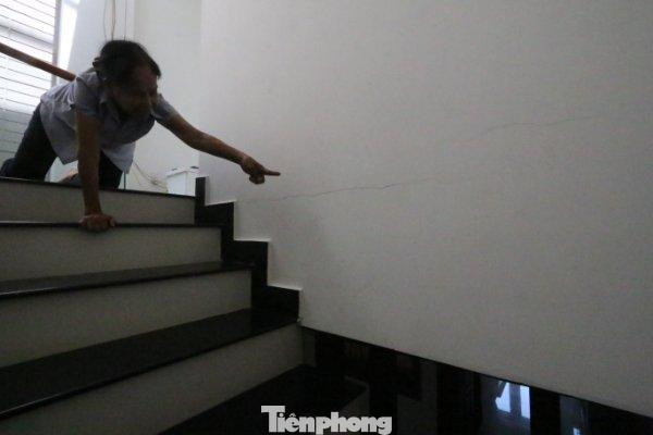 Người dân cho rằng nhà cao tầng của người dân bị nứt nẻ vì nổ mìn thi công dự án Haborizon Nha Trang. Ảnh Lê An Người dân cho rằng nhà cao tầng của người dân bị nứt nẻ vì nổ mìn thi công dự án Haborizon Nha Trang. Ảnh Lê An