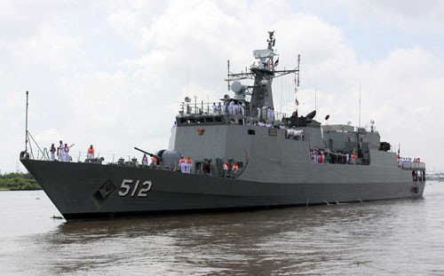 Tàu HTMS Narathiwat tiến vào cảng TP Hồ Chí Minh