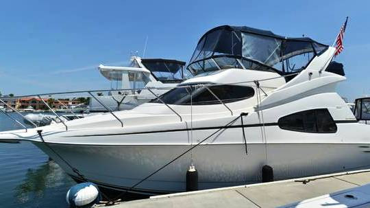 Du thuyền 2 tỷ đồng dài 16 m, chiều dài 5 m và cao 8 m, thiết kế 2 phòng ngủ, 2 phòng khách, 1 phòng bếp, trọng tải 25 người, chạy với tốc độ 50 km/h. Hồng Châu