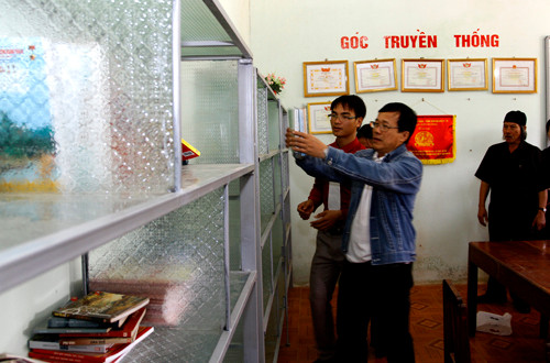 Nhân viên báo Tiền Phong cũng đã góp thêm nhiều đầu sách 