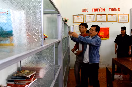 Nhân viên báo Tiền Phong cũng đã góp thêm nhiều đầu sách 