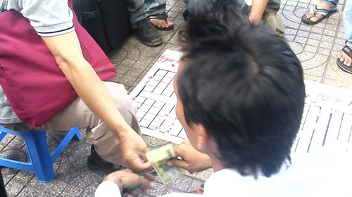 Chung tiền độ cờ trước cổng Trường đại học Khoa học tự nhiên TP.HCM. Ảnh: Minh Mẫn. Chung tiền độ cờ trước cổng Trường đại học Khoa học tự nhiên TP.HCM. Ảnh: Minh Mẫn