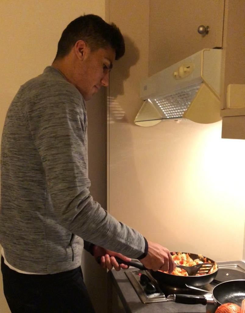 Rodri thời sống trong kí túc xá sinh viên. Ảnh: Marca