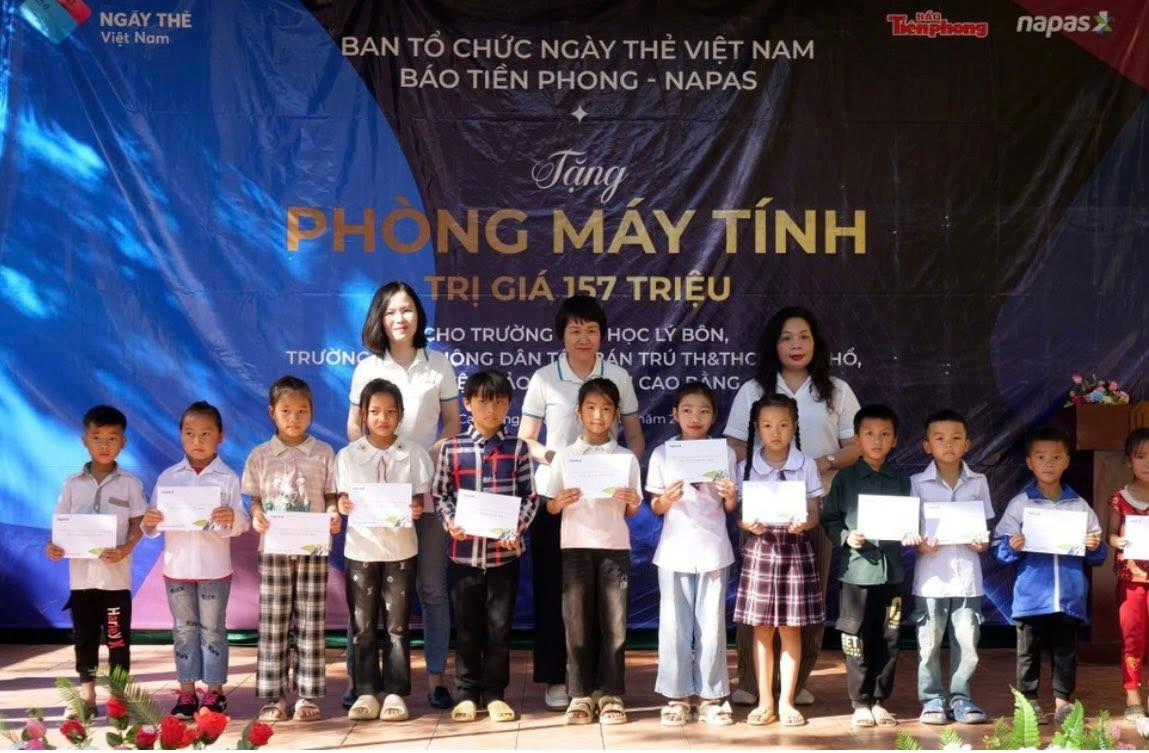 Ban tổ chức Ngày thẻ Việt Nam 2024 trao tặng 2 phòng học máy tính &amp; các suất học bổng tại 2 điểm trường khó khăn huyện Bảo Lâm (tỉnh Cao Bằng)