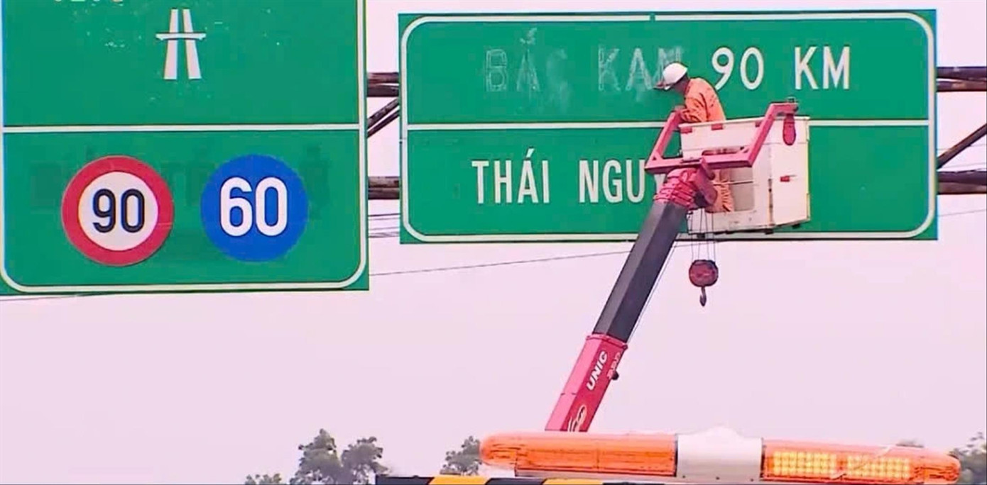Một biển chỉ dẫn đang được sửa chữa để phù hợp với địa giới hành chính mới, sau khi hai tỉnh Bắc Kạn và Thái Nguyên sáp nhập thành tỉnh Thái Nguyên Một biển chỉ dẫn đang được sửa chữa để phù hợp với địa giới hành chính mới, sau khi hai tỉnh Bắc Kạn và Thái Nguyên sáp nhập thành tỉnh Thái Nguyên