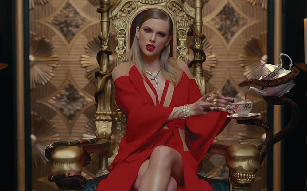 Nữ hoàng nhạc pop Taylor Swift đeo vòng cổ và lắc tay hình rắn. Ảnh: Her World