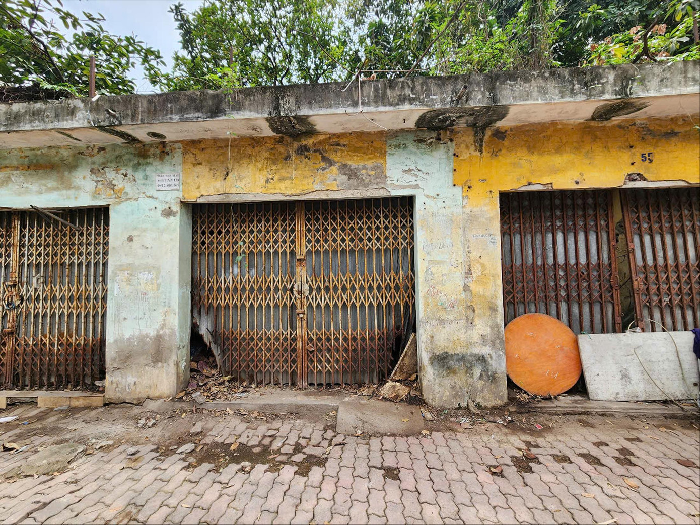 Trụ sở Cục Thống kê tại 55 Tô Hiệu bị bỏ hoang nhiều năm, xuống cấp nghiêm trọng. Ảnh: VĂN KIÊN