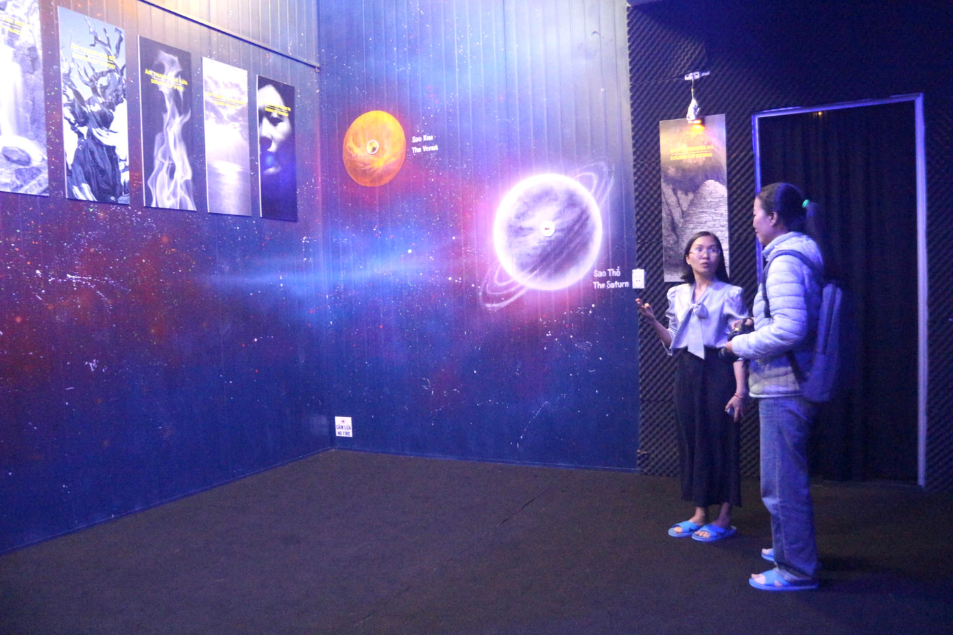 Bà Trần Thị Kiều Vân, Phó Giám đốc Bảo tàng tỉnh Đắk Nông giới thiệu tổng quát cho du khách về các phòng âm thanh Bà Trần Thị Kiều Vân, Phó Giám đốc Bảo tàng tỉnh Đắk Nông giới thiệu tổng quát cho du khách về các phòng âm thanh