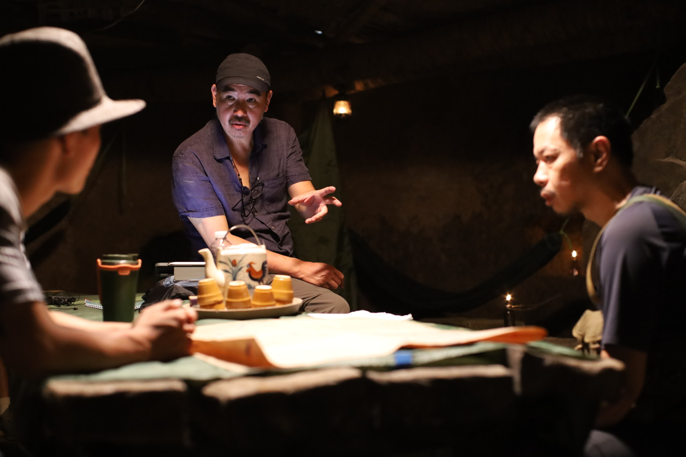 Bùi Thạc Chuyên chỉ đạo diễn xuất tại phim trường mô phỏng bối cảnh địa đạo Bùi Thạc Chuyên chỉ đạo diễn xuất tại phim trường mô phỏng bối cảnh địa đạo