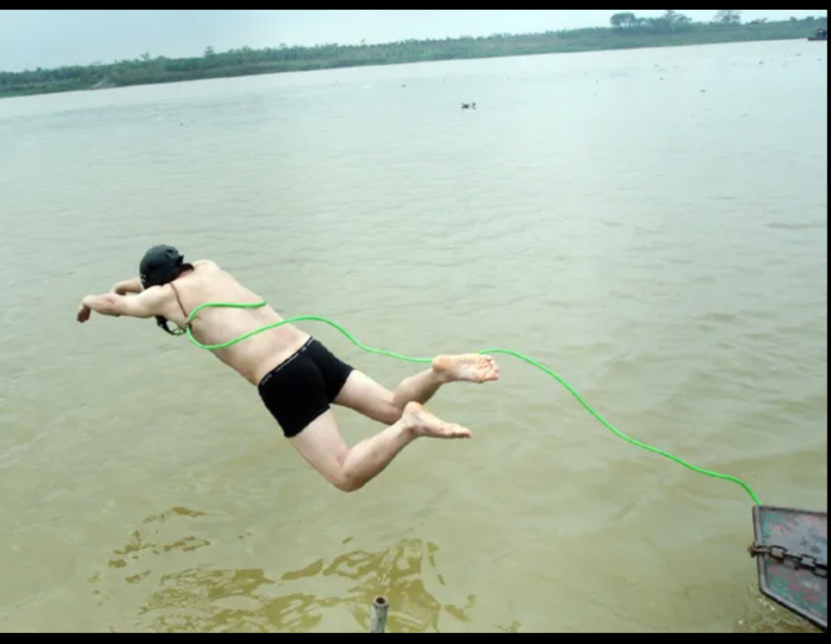 Tác giả cùng người dân chài lưới thực nghiệm xuống dưới đáy sông Hồng