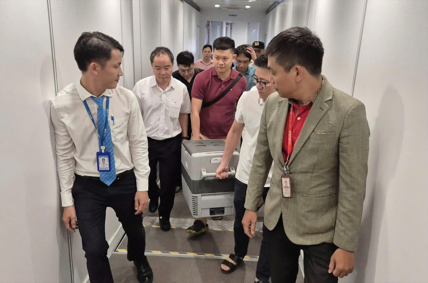 Các nhân viên của Vietjet Air và đội ngũ y bác sĩ vận chuyển một trái tim từ Hà Nội vào Huế, cứu sống một người bị suy tim nặng. Ảnh: VJC Các nhân viên của Vietjet Air và đội ngũ y bác sĩ vận chuyển một trái tim từ Hà Nội vào Huế, cứu sống một người bị suy tim nặng. Ảnh: VJC