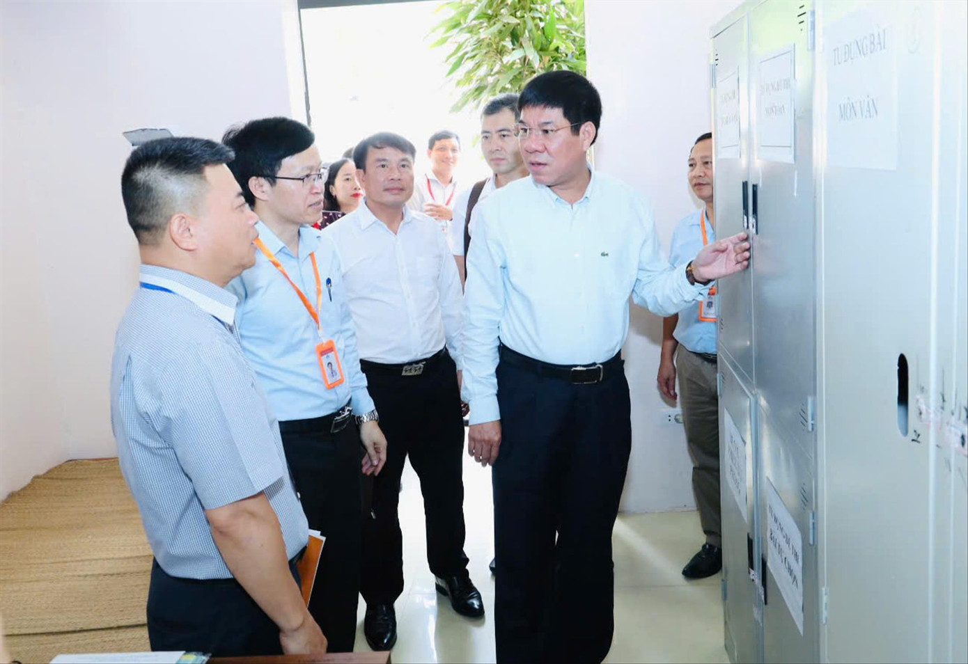 GS.TS Huỳnh Văn Chương (người ngoài cùng bên phải) kiểm tra công tác tổ chức thi tại Bắc Giang vừa qua. Ảnh: NGHIÊM HUÊ GS.TS Huỳnh Văn Chương (người ngoài cùng bên phải) kiểm tra công tác tổ chức thi tại Bắc Giang vừa qua. Ảnh: NGHIÊM HUÊ