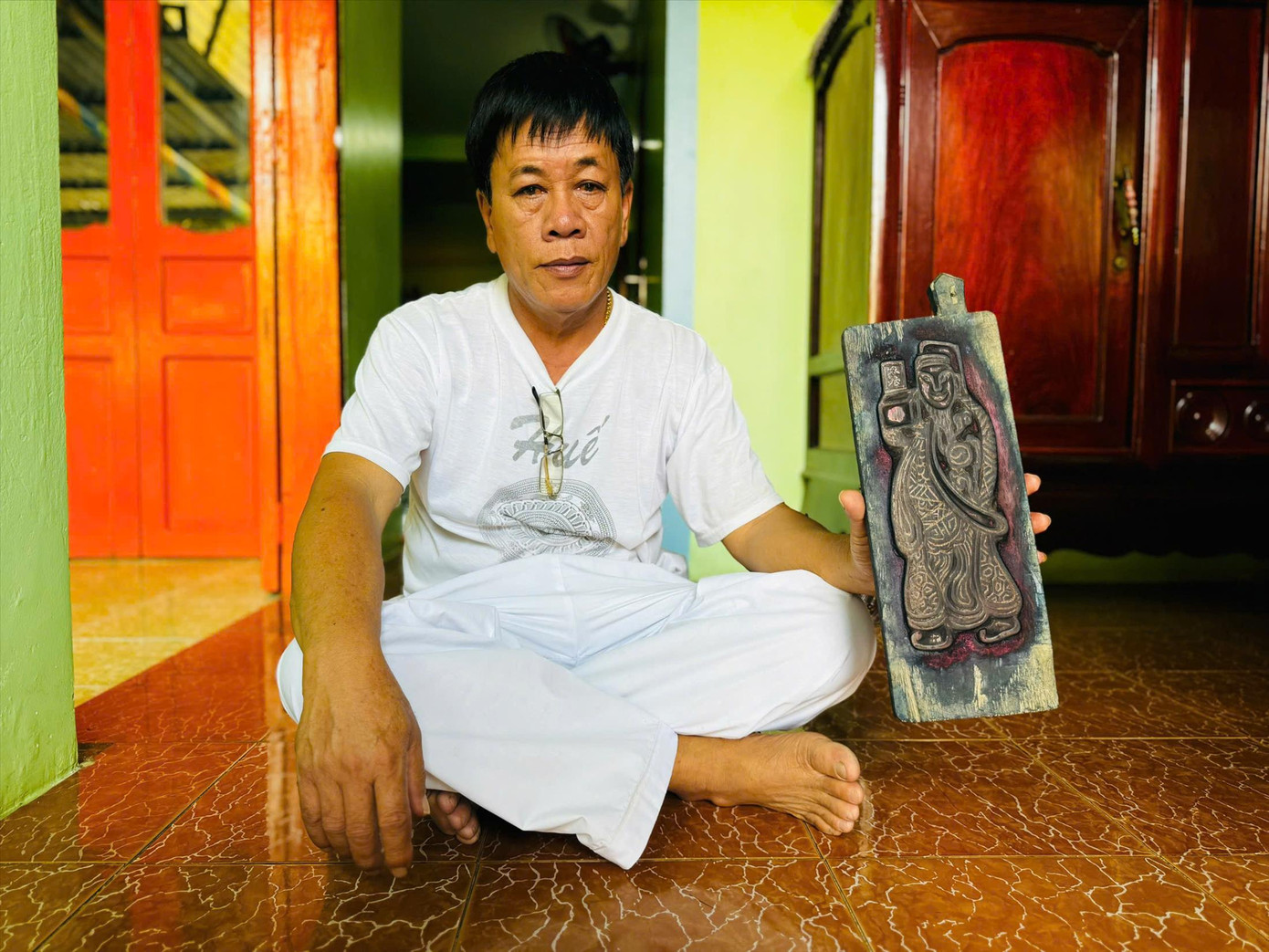 Ông Võ Văn Nhành, người cuối cùng làm nghề hình nhân trên đảo Lý Sơn. Ảnh: Nguyễn Ngọc