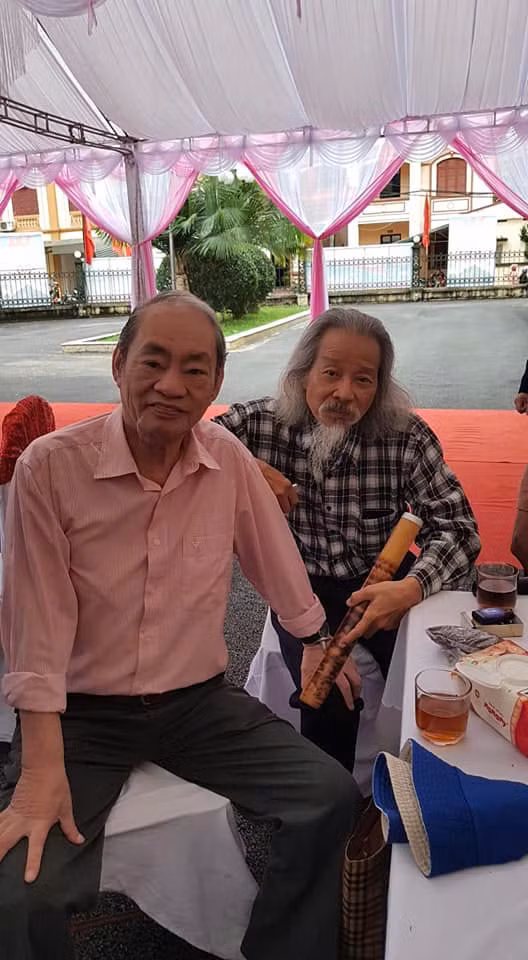 Chu Thành với NS Văn Thao. Chu Thành với NS Văn Thao.