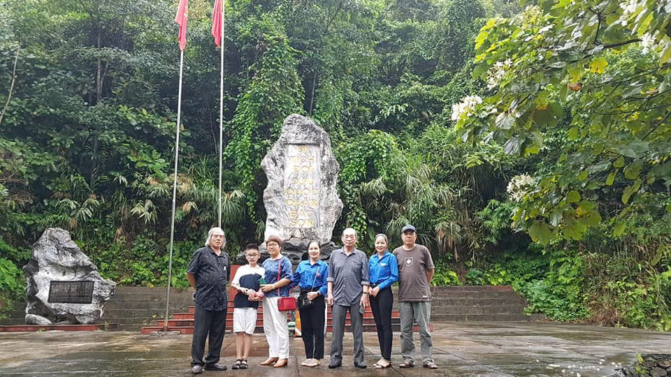 Cháu Thắng và mẹ (thứ 2 -3 từ trái sang) ở Bắc Sơn tháng 9/2020. Cháu Thắng và mẹ (thứ 2 -3 từ trái sang) ở Bắc Sơn tháng 9/2020.