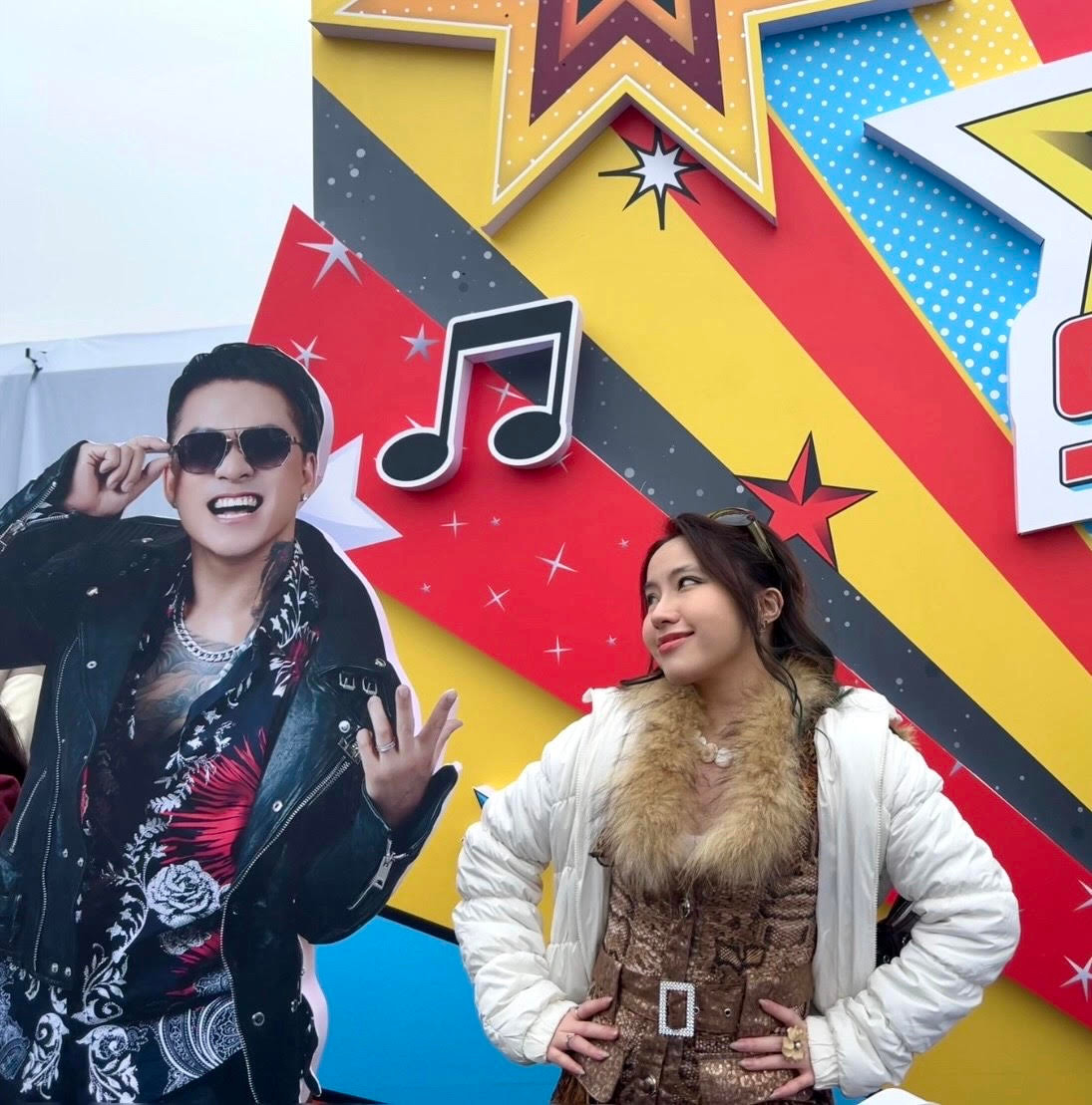 Tại booth của anh tài Tuấn Hưng (biệt hiệu Em bé nhất nhà, Hay dỗi nhất nhà). Thiếu nữ đu show này thừa 3 vé bèn để lại đúng giá cho các bạn Gai con, được bạn bè gọi đùa là “bồ tát”. Ảnh: VI KHANH