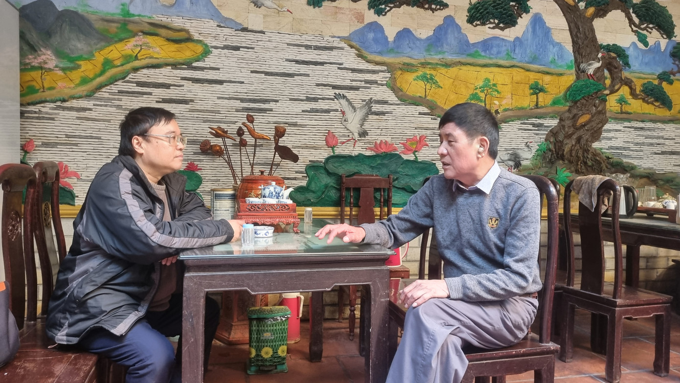 ông Nguyễn Văn Dực (phải) trao đổi với phóng viên. Ảnh: P.V