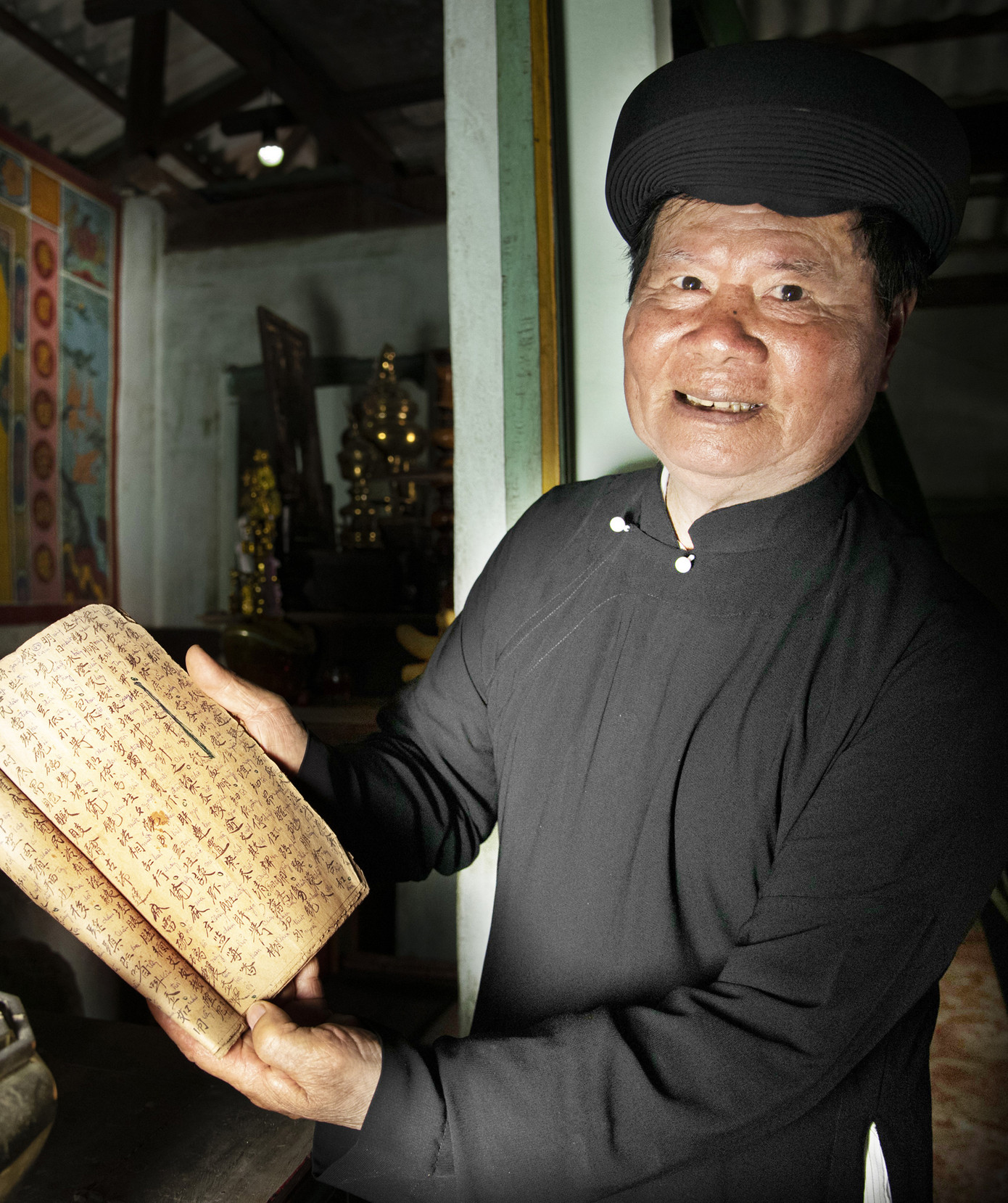 Ông Huỳnh Do với bài ký sự 1.282 câu thơ lục bát kể chuyện ra kinh thành Huế (bản photo). Ảnh: Văn Chương