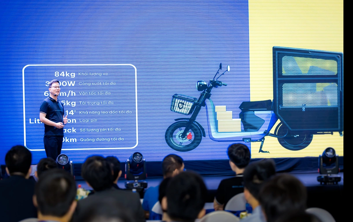 TS Nguyễn Hữu Phước Nguyên trong một buổi giới thiệu về sản phẩm xe điện.