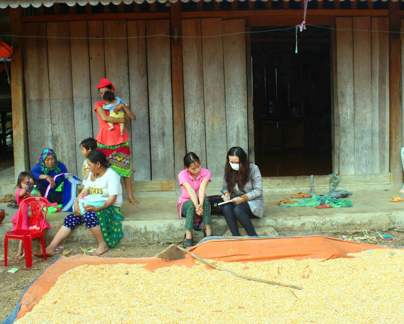 Tôi trong những lần tác nghiệp tại thôn, buôn vùng sâu