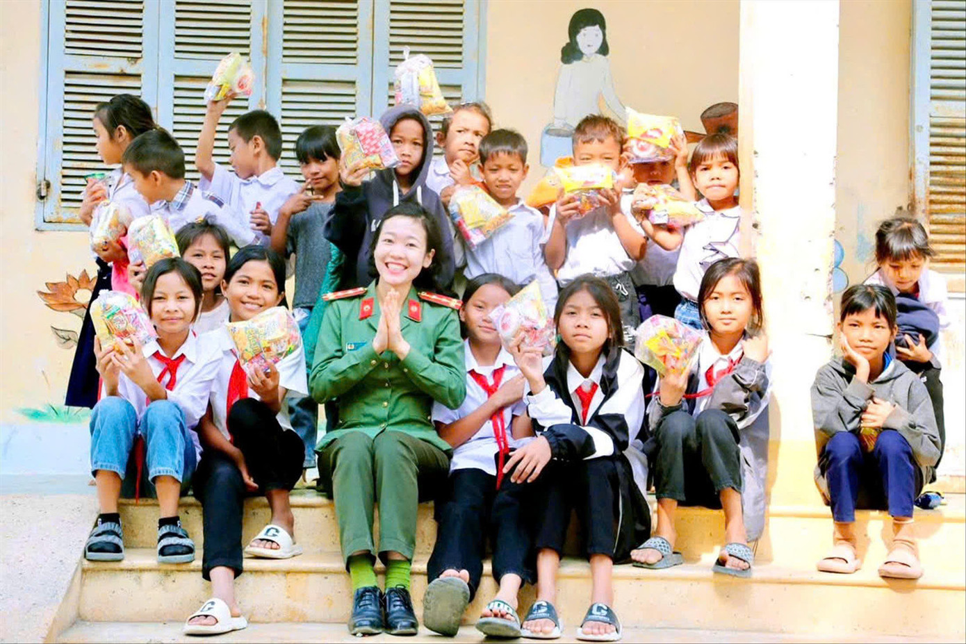 Khánh Vi tặng quà học sinh tại Trường Tiểu học Lê Văn Tám (huyện Sa Thầy, Kon Tum).