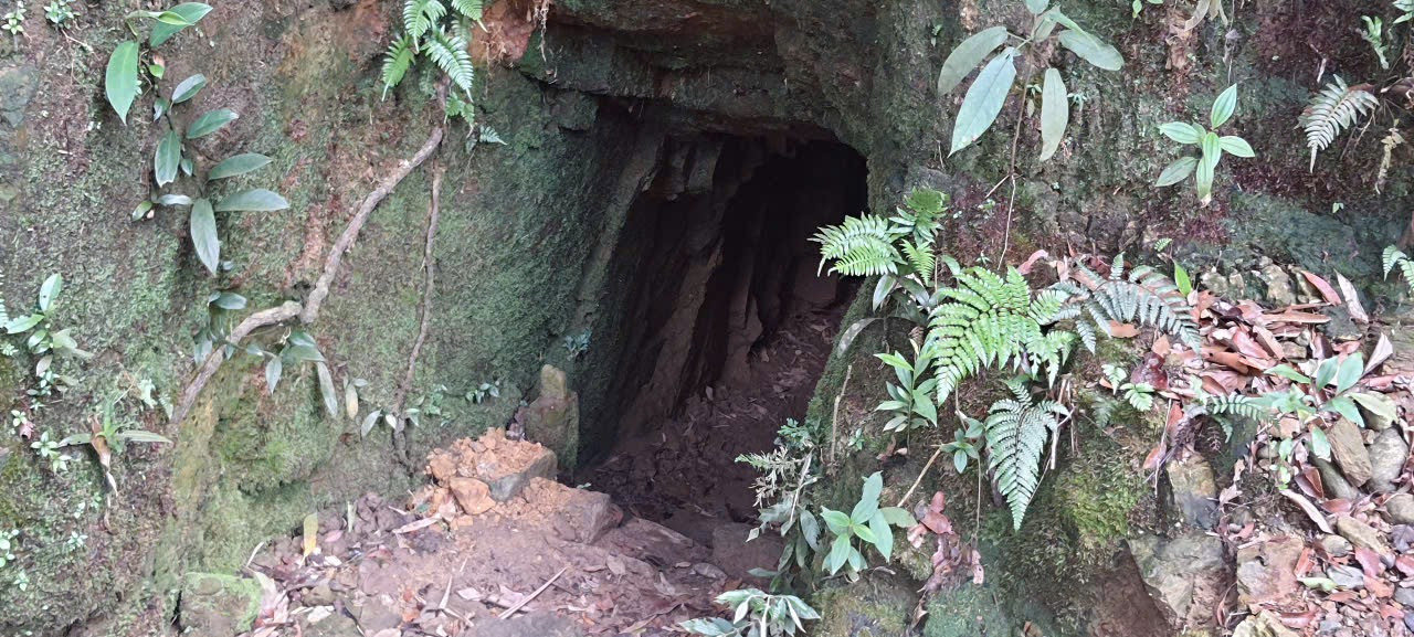 Cửa hầm địa đạo Bạch Mã.