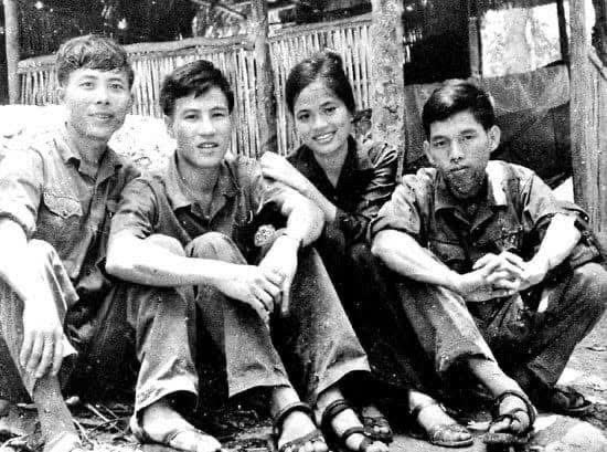 Bốn người bạn cùng lớp K12 Khoa Văn Đại học Tổng hợp Hà Nội gặp nhau tại đại hội Anh hùng chiến sĩ thi đua Miền Trung tháng 6/1974. Từ trái sang Nguyễn Bá Thâm, Lê Tất Cứ (cha của tác giả), Vũ Thị Hồng, Nguyễn BBảo