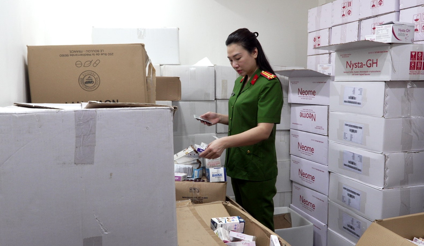 Công an Hà Nội đồng loạt khám xét gần 20 địa điểm tại 20 tỉnh, thành, thu giữ gần 100.000 hộp, lọ, vỉ chứa thực phẩm chức năng giả. Ảnh: Công an Hà Nội. Công an Hà Nội đồng loạt khám xét gần 20 địa điểm tại 20 tỉnh, thành, thu giữ gần 100.000 hộp, lọ, vỉ chứa thực phẩm chức năng giả. Ảnh: Công an Hà Nội.