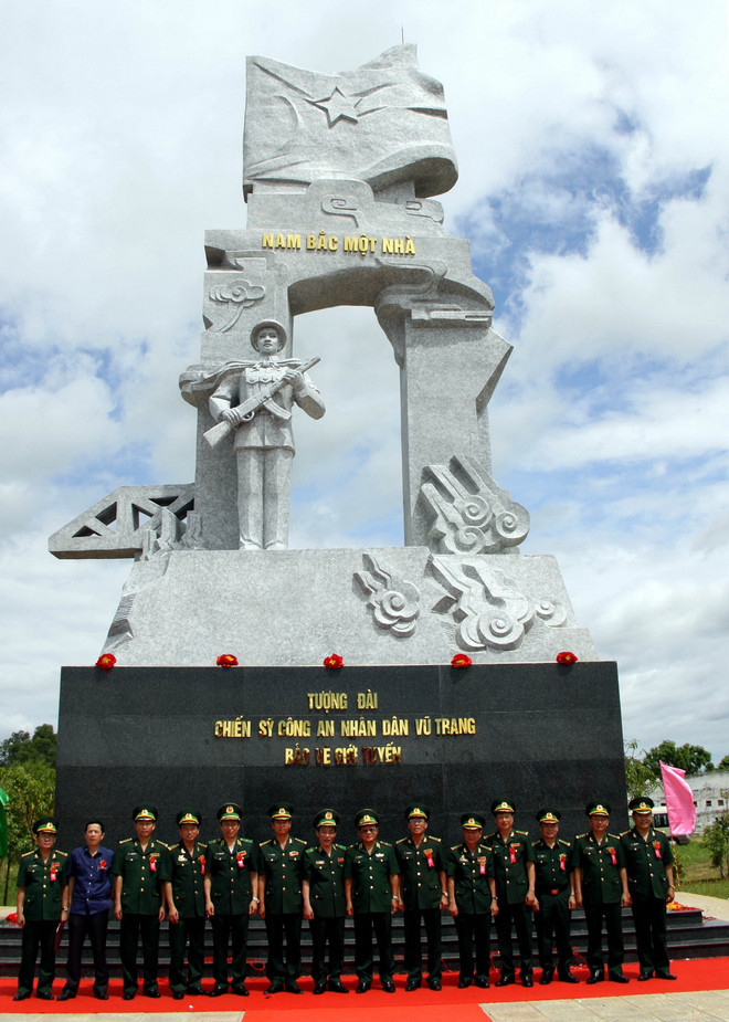 Tượng đài Công an vũ trang Giới tuyến