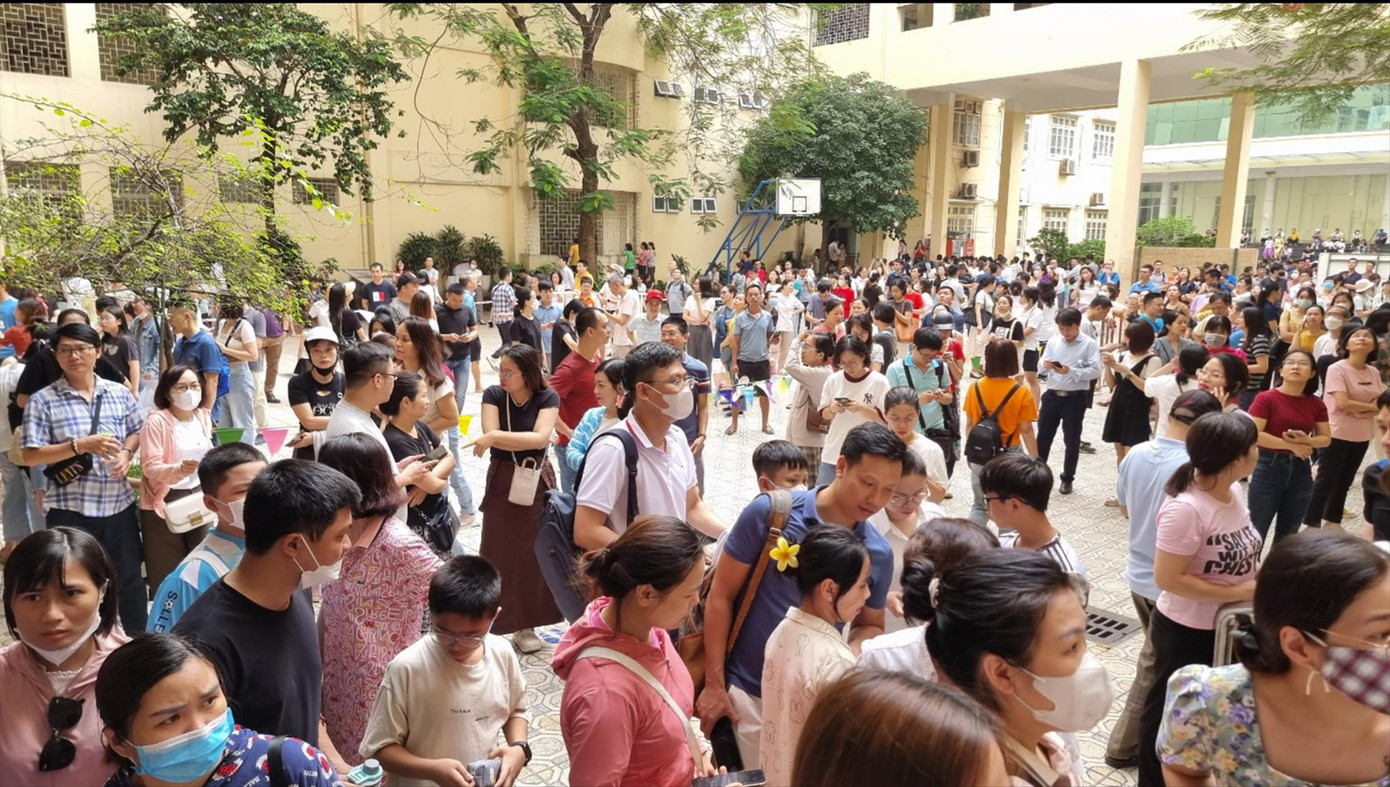 Phụ huynh ở Hà Nội đưa con đi thi. Ảnh: ĐỨC NGUYỄN Phụ huynh ở Hà Nội đưa con đi thi. Ảnh: ĐỨC NGUYỄN