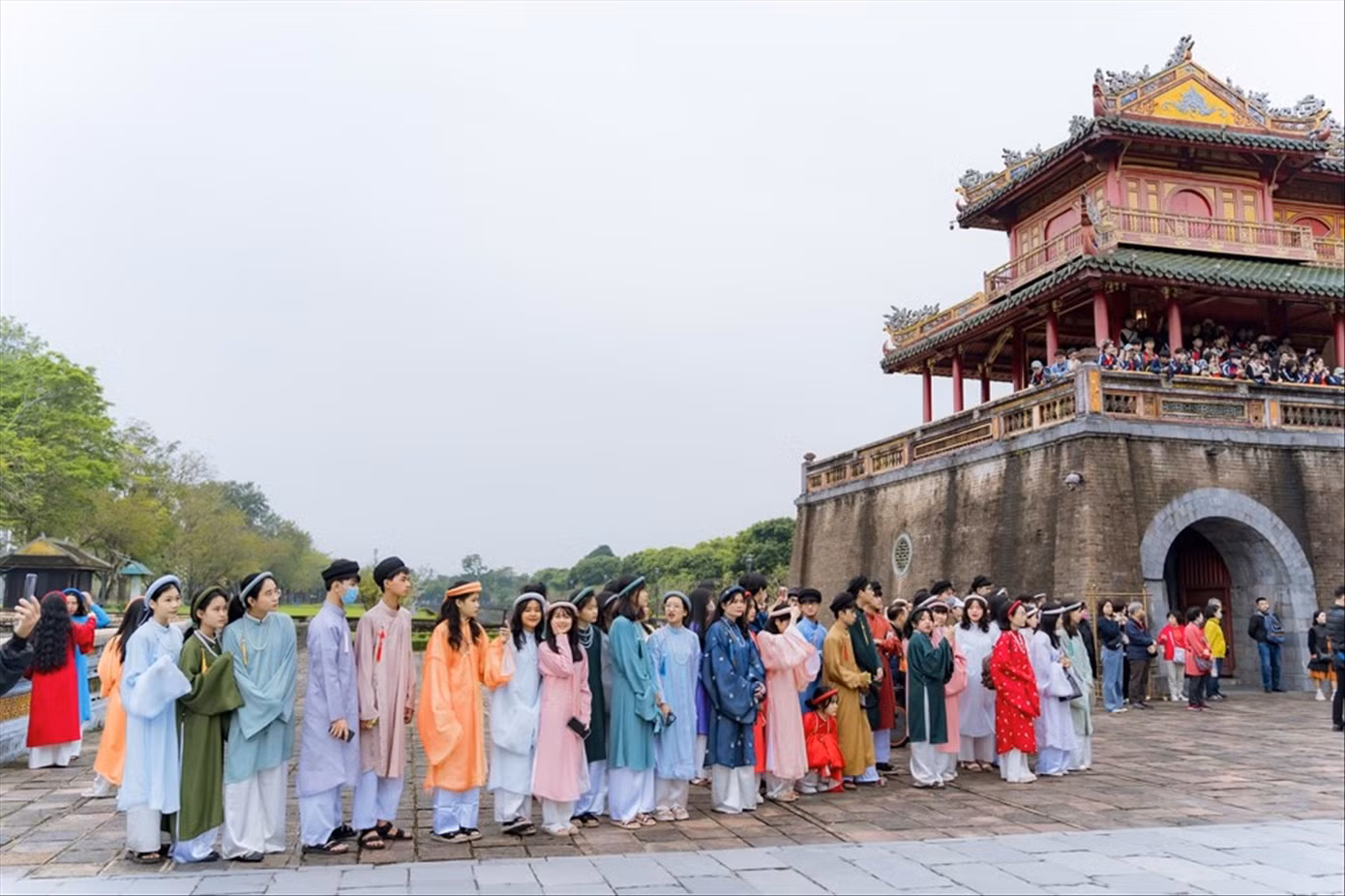 Khách du lịch tham quan Đại nội Huế. Ảnh: Quảng An Khách du lịch tham quan Đại nội Huế. Ảnh: Quảng An