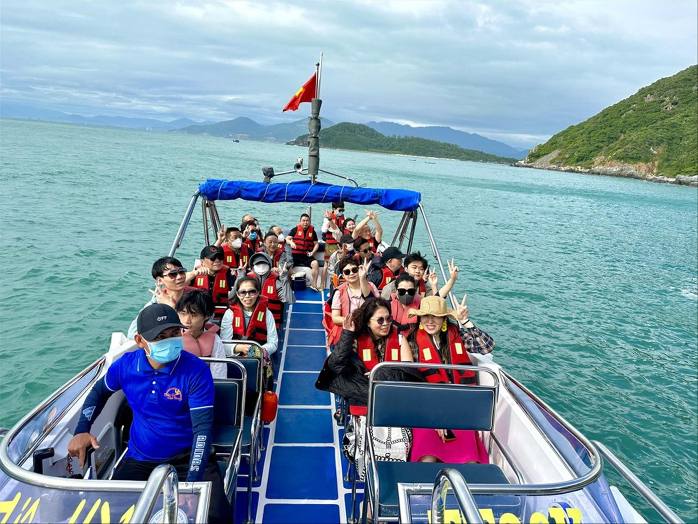 Du khách tham quan biển đảo Nha Trang. Ảnh: Lữ Hồ Du khách tham quan biển đảo Nha Trang. Ảnh: Lữ Hồ