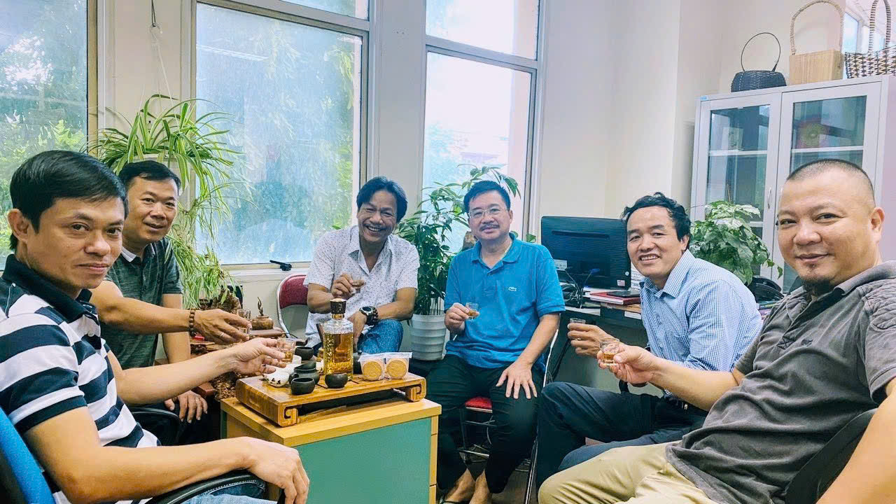 Sếp Vũ Tiến (thứ 3 phải sang), thăm anh em thư ký