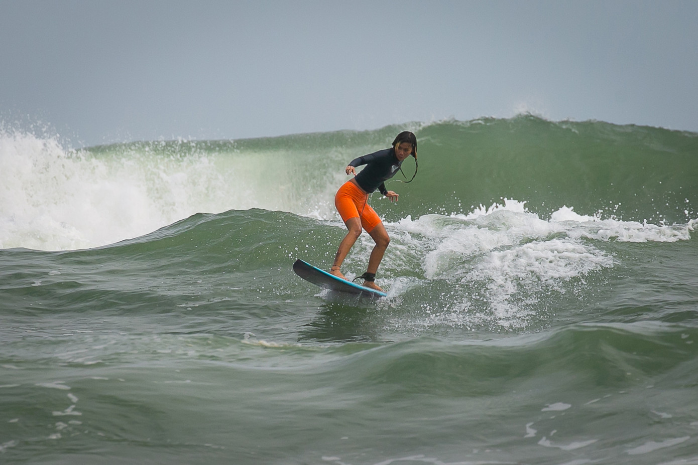 Phái nữ cũng chơi môn thể thao mạo hiểm điêu luyện không thua kém cánh mày râu. Ảnh: Đăng Đệ