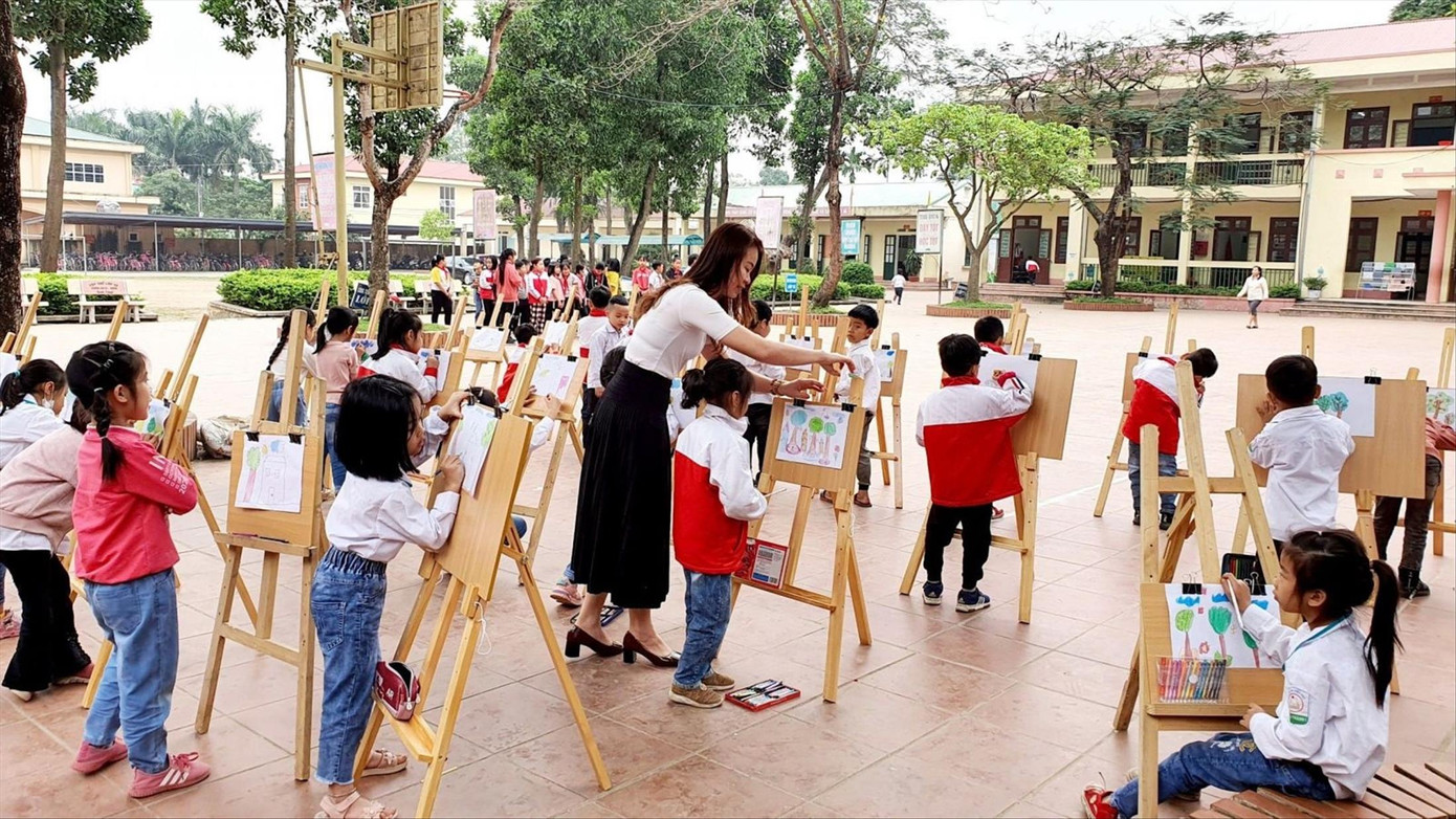 Giờ học ngoài lớp của học sinh tiểu học Giờ học ngoài lớp của học sinh tiểu học