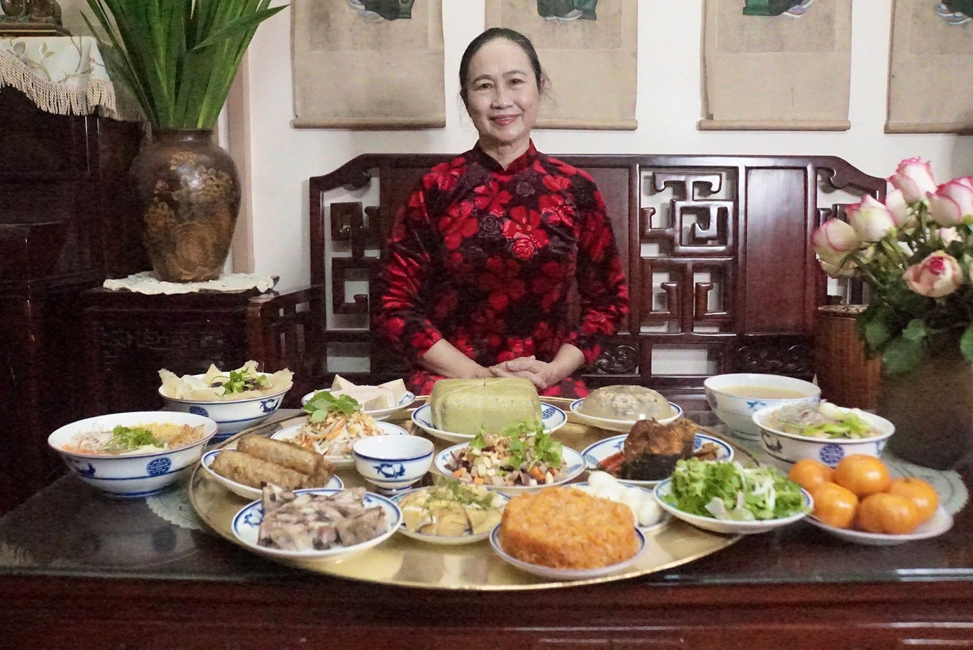 Nhà báo, nhà nghiên cứu ẩm thực Vũ Thị Tuyết Nhung bên cạnh mâm cỗ Tết truyền thống do bà tự nấu Nhà báo, nhà nghiên cứu ẩm thực Vũ Thị Tuyết Nhung bên cạnh mâm cỗ Tết truyền thống do bà tự nấu