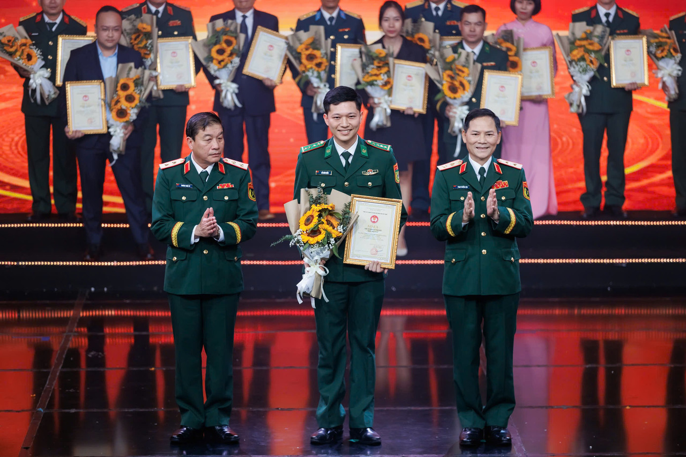 Thiếu tá Đỗ Xuân Điềm nhận giải A cho cá nhân trong cuộc thi "Người lính tôi yêu" năm 2024.