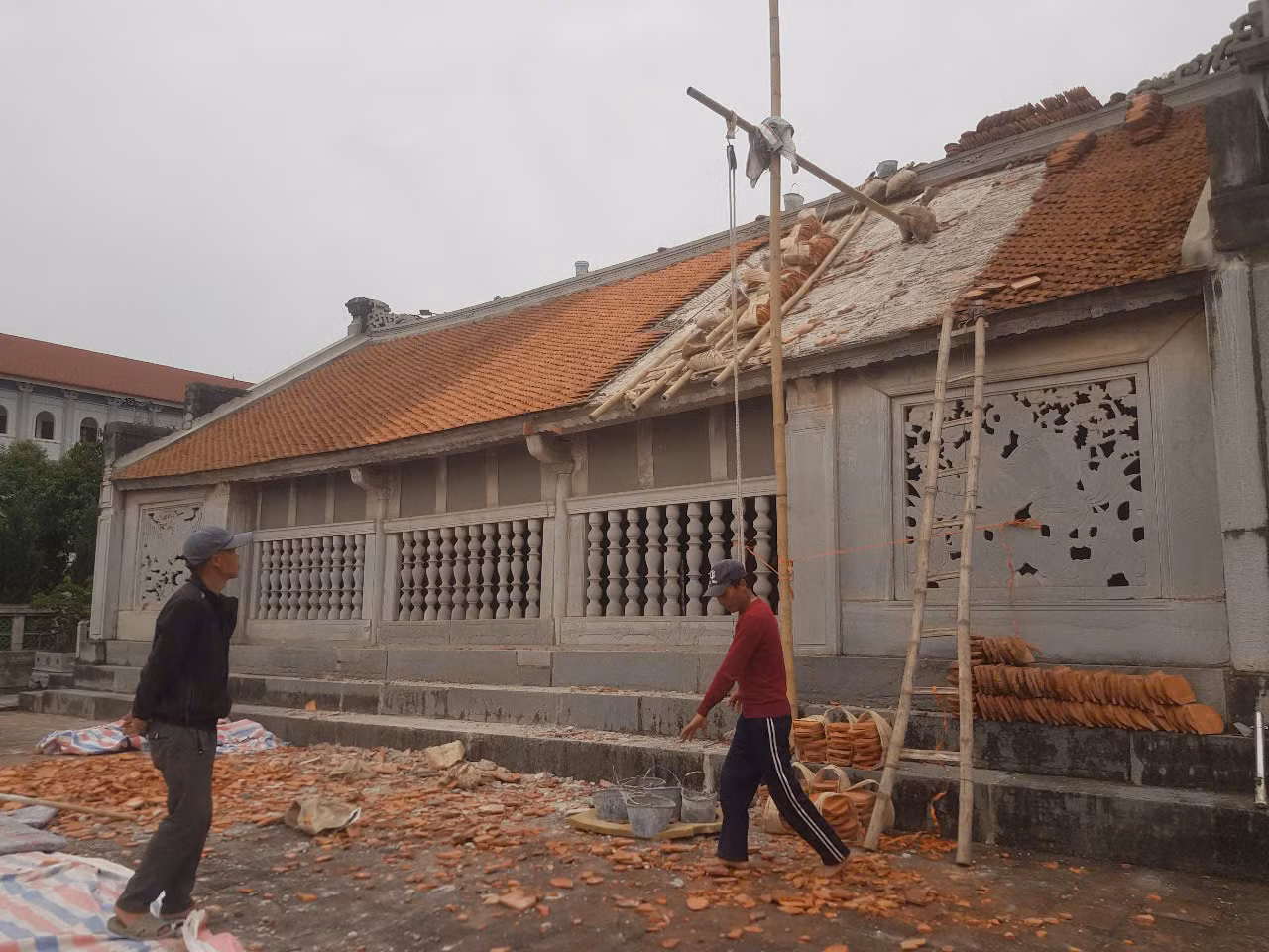 Công trường thay ngói ở Nhà thờ Phát Diệm.