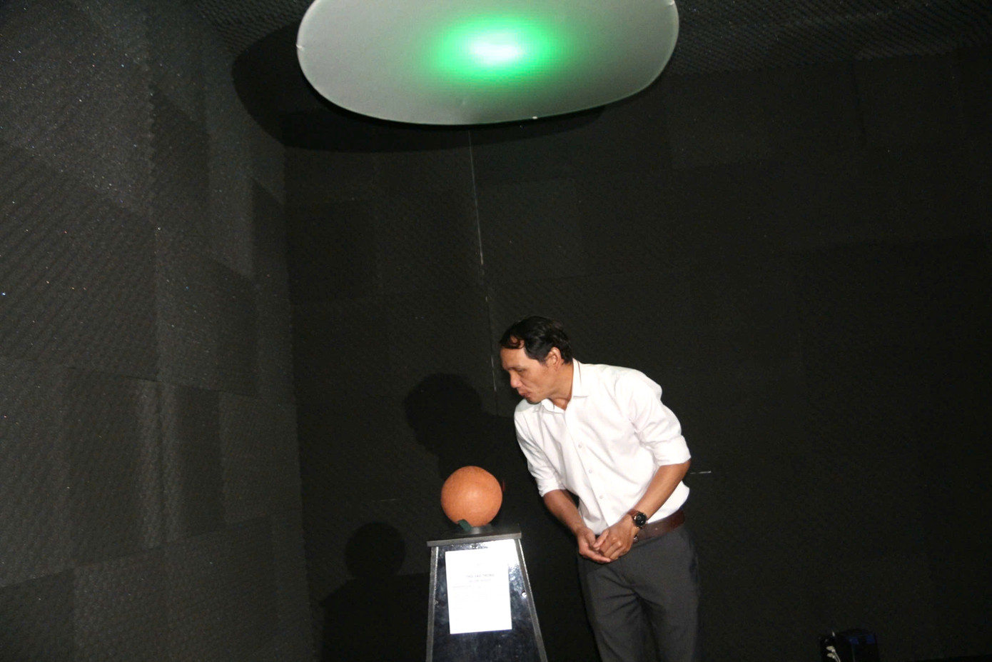 Tác phẩm “khí quyển” gây ấn tượng bởi quả cầu gốm rất nhạy cảm với hơi thở Tác phẩm “khí quyển” gây ấn tượng bởi quả cầu gốm rất nhạy cảm với hơi thở