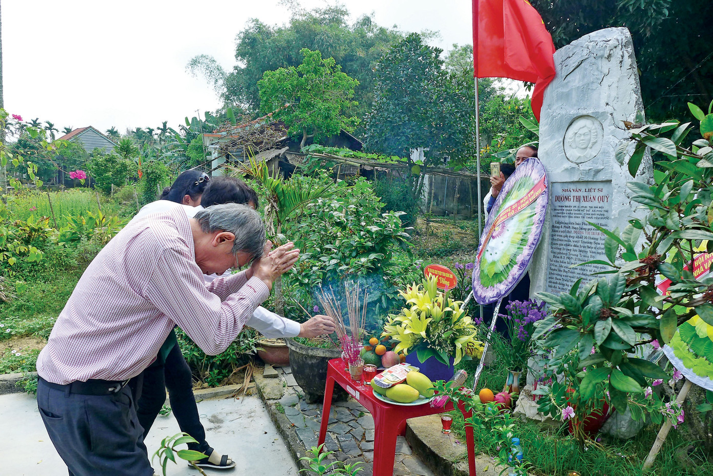Nhà thơ Thanh Thảo tại Duy Xuyên – Quảng Nam nơi nhà báo, nhà văn liệt sĩ Dương Thị Xuân Quý ngã xuống. Ảnh: Trần Tuấn