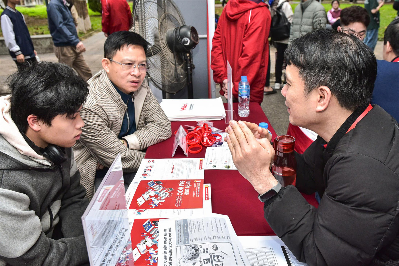Học sinh, phụ huynh tìm hiểu thông tin tuyển sinh ĐH Bách khoa Hà Nội hồi tháng 3. Ảnh: Duy Thành Học sinh, phụ huynh tìm hiểu thông tin tuyển sinh ĐH Bách khoa Hà Nội hồi tháng 3. Ảnh: Duy Thành