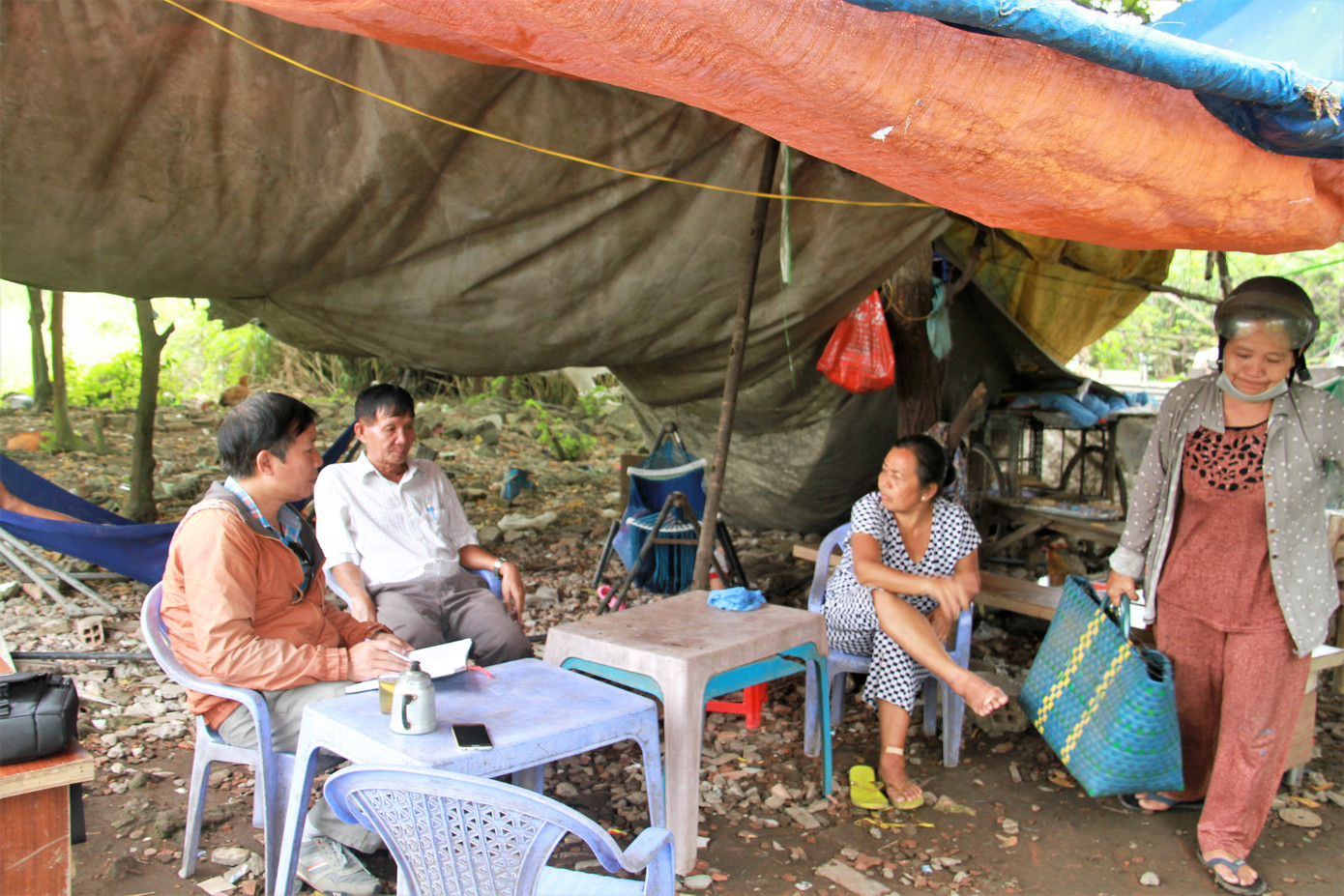 Tác giả tiếp xúc, tìm hiểu cuộc sống người dân Thủ Thiêm trong cảnh màn trời chiếu đất vì bị mất nhà cửa Tác giả tiếp xúc, tìm hiểu cuộc sống người dân Thủ Thiêm trong cảnh màn trời chiếu đất vì bị mất nhà cửa