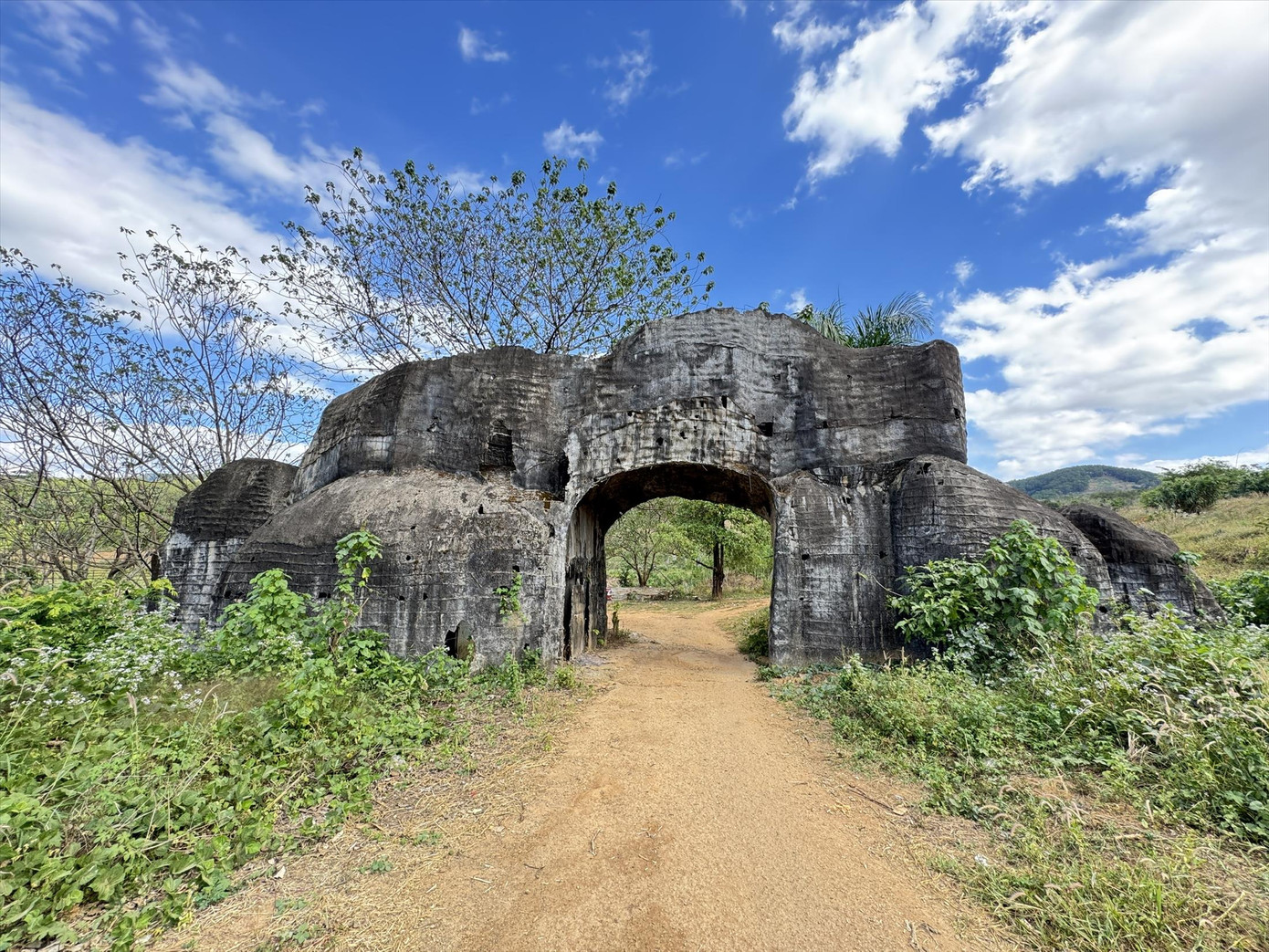 Cổng vào khu du lịch suối nước nóng xuống cấp, mục nát, cây cối xung quanh mọc um tùm Cổng vào khu du lịch suối nước nóng xuống cấp, mục nát, cây cối xung quanh mọc um tùm